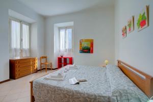 Un dormitorio con una cama grande y una cómoda. en La Fresia - Focette 100m from sea - Happy Rentals, en Pietrasanta