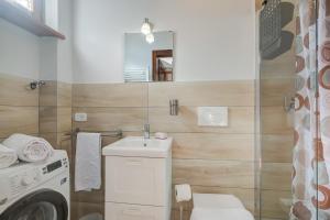 łazienka z umywalką i pralką w obiekcie Casa Maddalena al Mare 600m from sea - Happy rentals w mieście Marina di Pietrasanta +33 zdjęcia