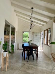 ein Esszimmer mit einem Tisch und einer Decke in der Unterkunft Hospedaje Patagonia in Bahía Blanca