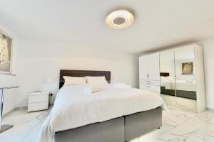 Letto o letti in una camera di Yellow View Apartment - Happy Rentals