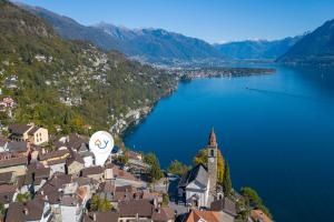 una vista aerea di una città sulla riva di un lago di Yellow View Apartment - Happy Rentals a Ronco sopra Ascona
