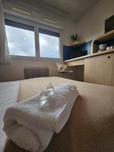 a bedroom with a bed with a white blanket on it at 302 Studio Cosy sur Perpignan in Perpignan