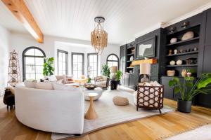 Χώρος καθιστικού στο Beryl West 3br Bentonville Artful Pet-friendly