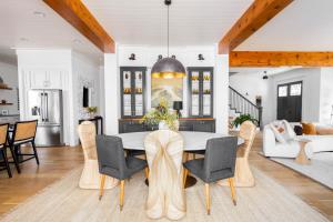 Χώρος καθιστικού στο Beryl West 3br Bentonville Artful Pet-friendly
