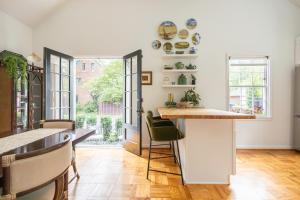 een keuken en eetkamer met een aanrecht en stoelen bij Ivy Grace - 4 Br, Stylish, Pet-friendly Retreat in Indianapolis