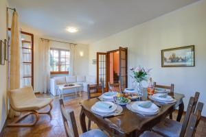 salon z drewnianym stołem i krzesłami w obiekcie Casa Maddalena al Mare 600m from sea - Happy rentals w mieście Marina di Pietrasanta