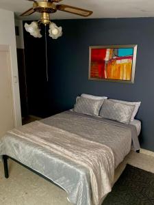 a bedroom with a bed with a blue wall at Luna Menguante in Monterrey