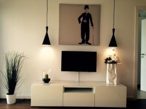 Uma TV ou centro de entretenimento em Charming Apartment with Terrace and Pool in Lisbon