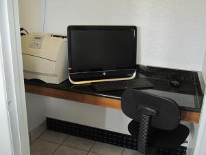 TV a/nebo společenská místnost v ubytování Super 8 by Wyndham Dumas TX