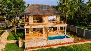 una casa en construcción con piscina en Moyo Mzuri Villas Resort Zanzibar, en Migogoni