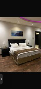 a large bedroom with a large bed with white pillows at اماليا للوحدات السكنية المفروشة in Khamis Mushayt