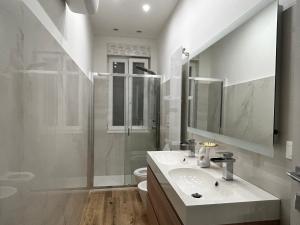 ein weißes Badezimmer mit Waschbecken und Dusche in der Unterkunft Pop House in Rapallo