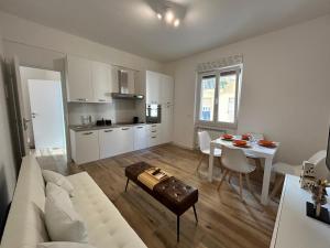 ein Wohnzimmer mit einer weißen Couch und einem Tisch in der Unterkunft Pop House in Rapallo