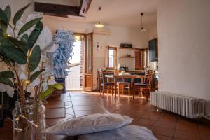 a living room with a vase of flowers on a tile floor at casa max stazione 1 in Empoli