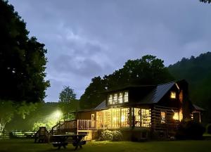 普林斯顿Cabin retreat just off I-77, wonderful experience for 2!的一座大型木屋,前面设有一张桌子