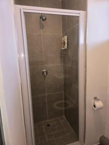 Ένα μπάνιο στο The Base Apartment