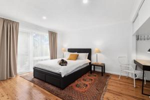 a bedroom with a bed and a desk and a desk at Long Beach Hideaway in Long Beach
