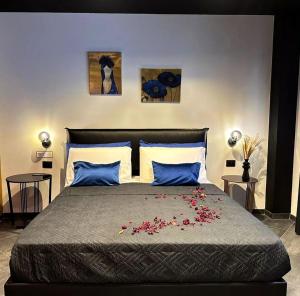 ein Schlafzimmer mit einem großen Bett mit Blumen darauf in der Unterkunft Dea Suite in Bagheria