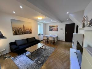 Posezení v ubytování VIPstay 57m2 Apartment Zentral, im Erdgeschoß, S-Bahn, Messe Technikmuseum Sinsheim, Therme, PreZero Arena