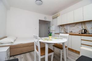 Kuchyň nebo kuchyňský kout v ubytování Apartments Martina