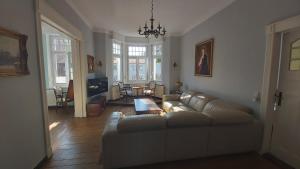 ein Wohnzimmer mit Sofa und Tisch in der Unterkunft Villa Romantica Lenzen in Körbitz