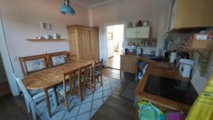 eine Küche mit einem Holztisch und einem Esszimmer in der Unterkunft Villa Romantica Lenzen in Körbitz