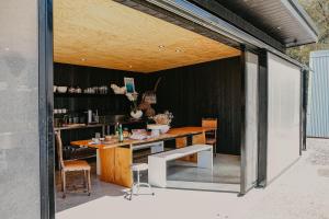 an outdoor dining area with a table and chairs at Esperance Chalet Village in Esperance