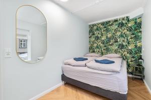 レイキャビクにあるDowntown Baldursbrá - Two Bedroom Apartmentのベッドルーム(ベッド1台、鏡付)