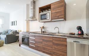 ネルハにあるNice Apartment In Nerja With Wifiのシンクと電子レンジ付きのキッチン