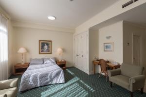 Mary MacKillop Spirituality Centre Baulkham Hills客房内的一张或多张床位