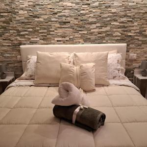 a white bed with a hat on top of it at Residenza l'Ulivo in Foiano della Chiana