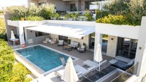 Una vista aérea de una villa con piscina. en Seafront villas I "Free" Heated pools & 100m to Sea, en La Canea