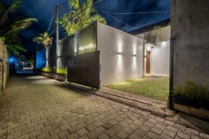 ein Gebäude mit einem Tor auf einer Straße bei Nacht in der Unterkunft Villa Nova - Sanur, Bali 3 Bed Modern Private Villa with swimming pool in Sanur