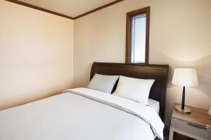 Tempat tidur dalam kamar di Jeju Eco Suites