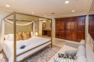 Un dormitorio con una cama con dosel y un sofá. en Miami House - Heated Pool - Family Vacation, en Miami 25 fotos más