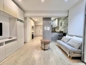 a living room with a couch and a kitchen at Skyline Coruña in A Coruña