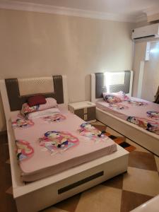 Postel nebo postele na pokoji v ubytování شقه بالقاهرة سوبر لوكس 3 غرف نوم بالقاهرة بالقطامية مدينة نصر Exceptional three bedroom apartment, Palm city Compound, Katamya, Ring Road, Cairo, Egypt