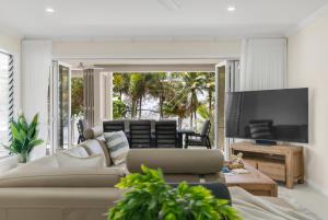 TV a/nebo společenská místnost v ubytování Celeste at Island Views - Resort Living by the Sea