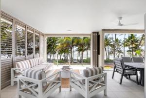 Posezení v ubytování Celeste at Island Views - Resort Living by the Sea