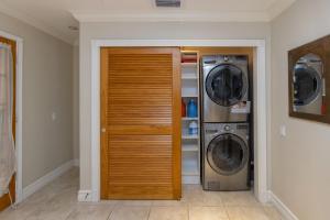 lavadero con 2 lavadoras y puerta de madera en Miami House - Heated Pool - Family Vacation, en Miami
