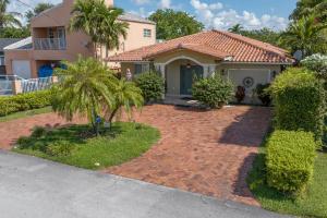 una casa con una palmera y una entrada de ladrillo en Miami House - Heated Pool - Family Vacation, en Miami