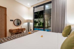 ein Schlafzimmer mit einem weißen Bett und einem Schreibtisch in der Unterkunft Villa Nova - Sanur, Bali 3 Bed Modern Private Villa with swimming pool in Sanur + 49 Fotos