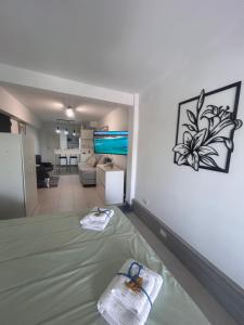 una habitación con una cama y una sala de estar en Apart Luro VI, en Santa Rosa