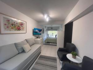 Una sala de estar con un sofá y un televisor. en Apart Luro VI, en Santa Rosa 10 fotos más