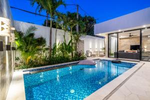 ein Swimmingpool im Hinterhof eines Hauses in der Unterkunft Villa Nova - Sanur, Bali 3 Bed Modern Private Villa with swimming pool in Sanur
