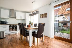 a kitchen and dining room with a table and chairs at Fischerhaus-307-am-Yachthafen-Rechlin-Nord in Rechlin