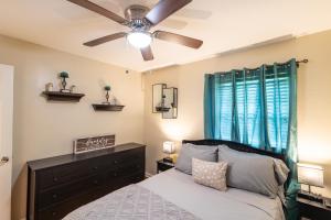 Ένα ή περισσότερα κρεβάτια σε δωμάτιο στο Comfy 3 bedroom with parking & close to everything