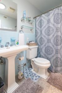 Ένα μπάνιο στο Comfy 3 bedroom with parking & close to everything