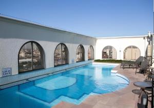 a swimming pool with blue water in a building at O Melhor Apart-Hotel da Cidade! Estacione Grátis in São Caetano do Sul