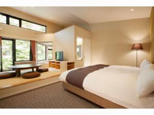 Postel nebo postele na pokoji v ubytování Karuizawa Hotel Longing House